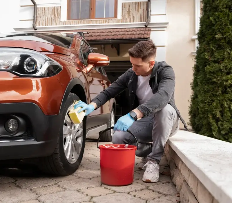 Lavage auto à domicile Noiseau : professionnel intervenant sur un véhicule